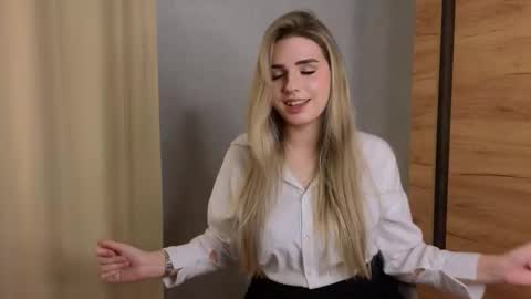 Luna online show from November 2025 03:01:02 PM