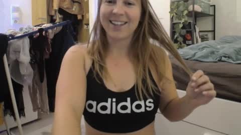 Sarah online show from November 2025 08:42:01 PM