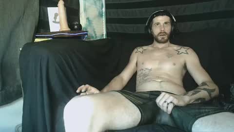 straitpipermann22 online show from November 2025 03:45:01 PM