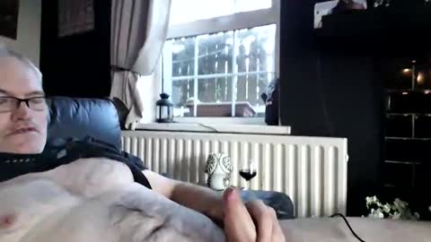 stud_1975 online show from November 2025 08:17:02 AM