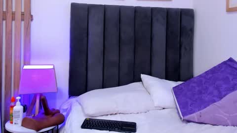 Luna  online show from October 2025 08:22:01 PM