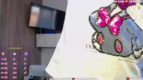 suchcute_ online show from March 2026 02:28:02 AM