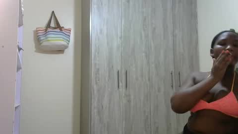 Snapshot of sucker_queen chatting on December 2024 12:02:01 AM Beverly online show from December 2024 12:02:01 AM