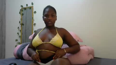 Snapshot of sucker_queen chatting on December 2024 12:08:02 PM Beverly online show from December 2024 12:08:02 PM