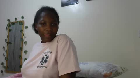 Snapshot of sucker_queen chatting on December 2024 07:17:02 PM Beverly online show from December 2024 07:17:02 PM