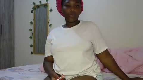 Snapshot of sucker_queen chatting on January 2025 09:35:01 AM Beverly online show from January 2025 09:35:01 AM