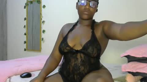 Snapshot of sucker_queen chatting on January 2025 03:32:02 PM Beverly online show from January 2025 03:32:02 PM