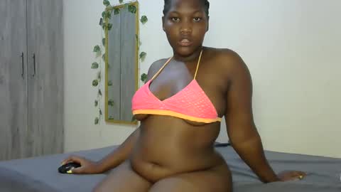 Snapshot of sucker_queen chatting on February 2025 09:23:01 PM Beverly online show from February 2025 09:23:01 PM