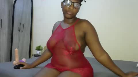 Snapshot of sucker_queen chatting on October 2025 11:23:01 PM Beverly online show from October 2025 11:23:01 PM