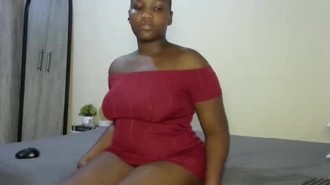 Snapshot of sucker_queen chatting on October 2025 09:42:02 AM Beverly online show from October 2025 09:42:02 AM