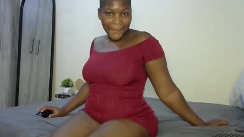 Snapshot of sucker_queen chatting on October 2025 09:48:01 PM Beverly online show from October 2025 09:48:01 PM