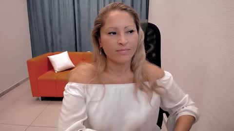 Snapshot of sunny_lady_0 chatting on September 2025 05:02:02 PM Sarah online show from September 2025 05:02:02 PM