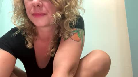 Snapshot of sunshinestarvedcactus chatting on October 2025 04:18:02 AM Sunshine online show from October 2025 04:18:02 AM