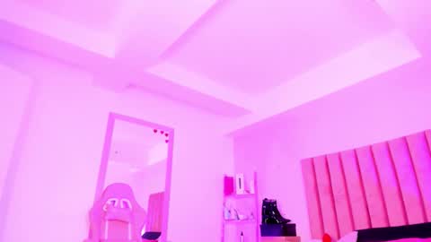 Sussan Nicole  online show from October 2025 12:16:01 PM