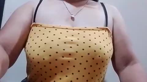 suzzie_hot online show from January 2026 01:05:02 PM