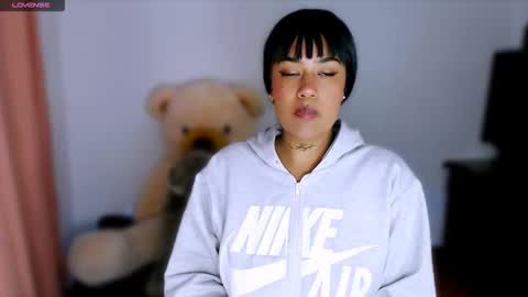 Stephanie online show from November 2025 09:34:02 AM