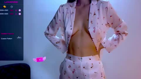 Mia online show from September 2025 05:13:01 PM