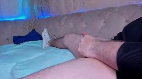 Start 18 year  Noa 19 year online show from December 2025 10:41:02 PM