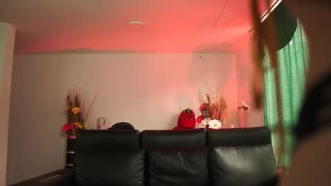 Salom independent model online show from December 2025 06:50:01 PM