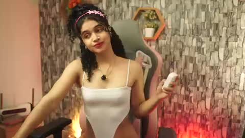 Snapshot of sweetbonii chatting on June 2026 07:40:01 PM Salom independent model online show from June 2026 07:40:01 PM