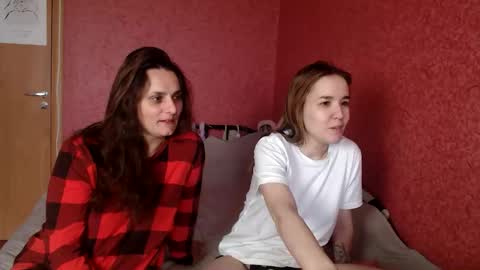 Snapshot of sweetharts69 chatting on May 2026 07:13:02 AM Alina and Mia online show from May 2026 07:13:02 AM