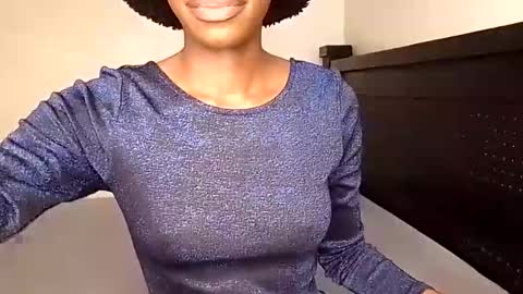 Snapshot of sweetl__ chatting on December 2024 03:54:02 PM Sweet Lisa online show from December 2024 03:54:02 PM