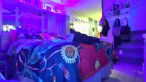 WeAim2PZzz online show from April 2026 07:33:01 AM