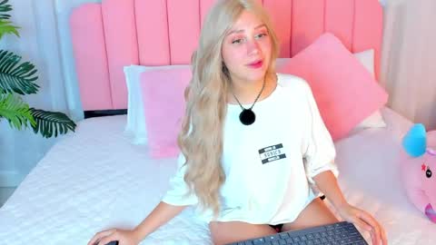 sweett_fire online show from April 2026 07:58:01 PM