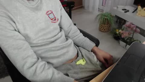 Snapshot of swetlittleboy4u chatting on October 2025 08:44:01 AM SwetLittleBoy4u online show from October 2025 08:44:01 AM