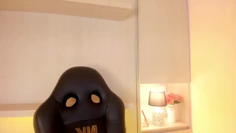 Tami online show from October 2025 08:18:01 PM