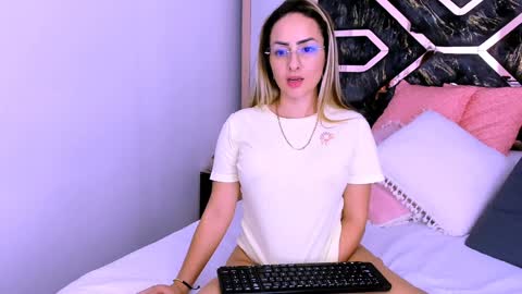 Snapshot of tania_white chatting on January 2025 09:25:02 PM Tania online show from January 2025 09:25:02 PM
