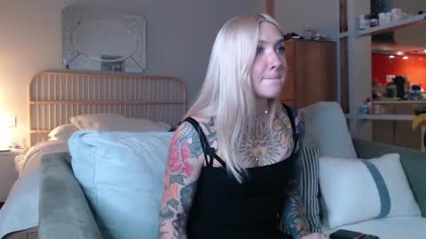 Snapshot of tattoobbgirl chatting on February 2025 05:18:01 PM tattoobbgirl online show from February 2025 05:18:01 PM