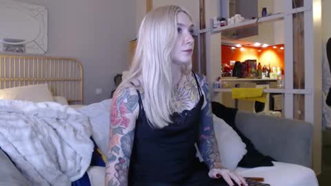 Snapshot of tattoobbgirl chatting on February 2025 09:04:02 PM tattoobbgirl online show from February 2025 09:04:02 PM