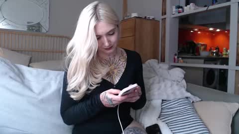 Snapshot of tattoobbgirl chatting on February 2025 02:58:02 PM tattoobbgirl online show from February 2025 02:58:02 PM