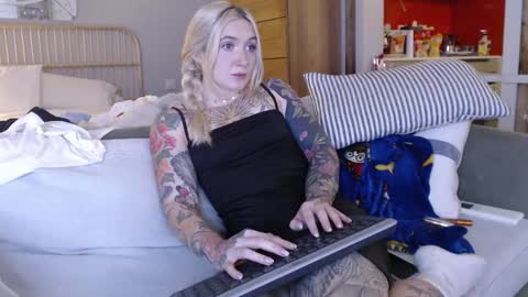 Snapshot of tattoobbgirl chatting on March 2025 04:35:02 PM tattoobbgirl online show from March 2025 04:35:02 PM
