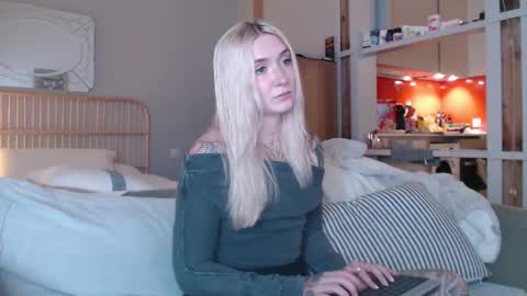 Snapshot of tattoobbgirl chatting on March 2025 05:11:02 PM tattoobbgirl online show from March 2025 05:11:02 PM