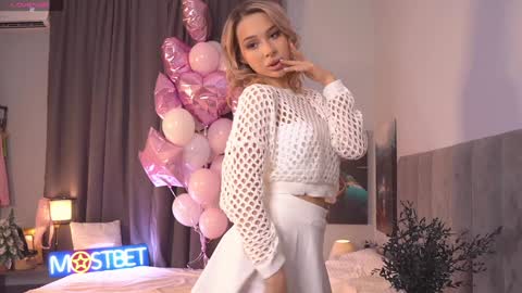 Snapshot of telladreamer_ chatting on December 2024 08:03:02 AM Tella online show from December 2024 08:03:02 AM