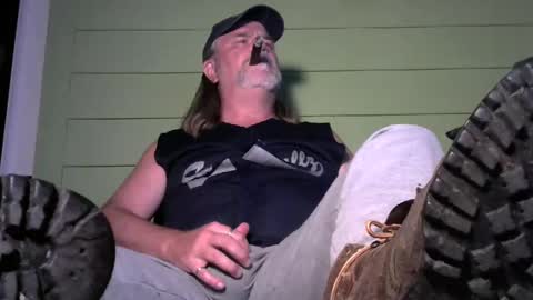 Snapshot of tennredneck chatting on September 2025 02:22:02 AM Tennredneck online show from September 2025 02:22:02 AM