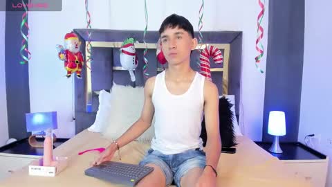 Snapshot of thayler_jones chatting on December 2024 11:32:02 AM Thayler online show from December 2024 11:32:02 AM