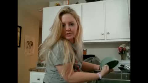 Snapshot of thedancingalien chatting on November 2025 04:47:01 PM Kassandra Grant online show from November 2025 04:47:01 PM