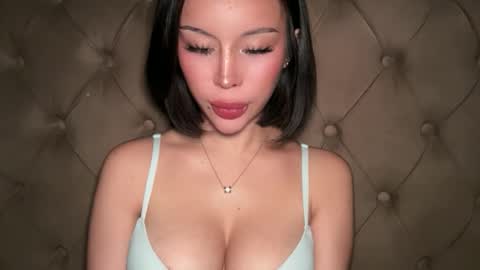 Elle  dont forget to folloW me and thumbs up online show from April 2026 02:25:01 PM