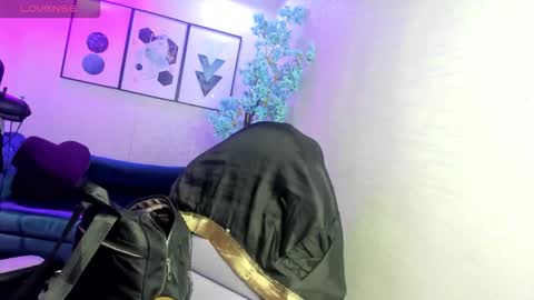 Theia  online show from December 2025 12:32:01 PM