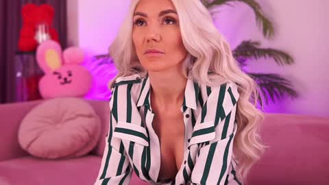 Snapshot of therealfallingangel chatting on December 2024 03:53:02 PM Deea online show from December 2024 03:53:02 PM