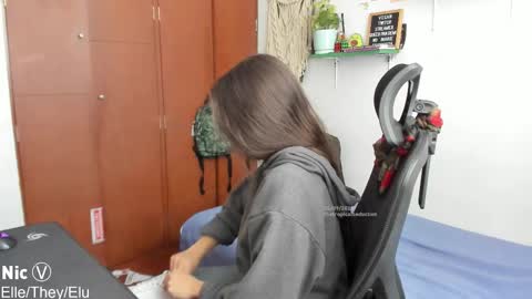 Nicole online show from September 2025 12:41:02 PM