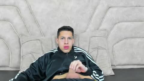 Thiago   online show from December 2024 10:19:01 PM