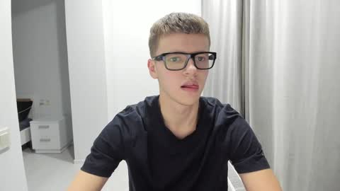 Snapshot of thomas_shelbivip chatting on December 2024 04:28:02 AM Tomas online show from December 2024 04:28:02 AM