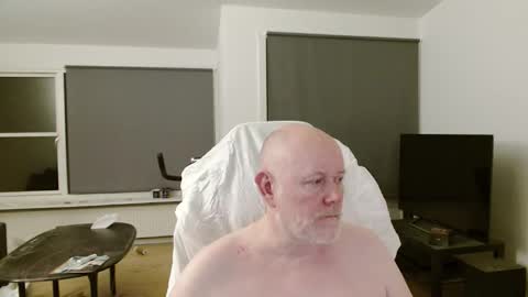 thomash32 online show from September 2025 10:21:02 PM