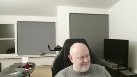 thomash32 online show from November 2025 09:35:01 PM