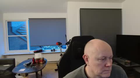 thomash32 online show from December 2025 02:58:02 PM