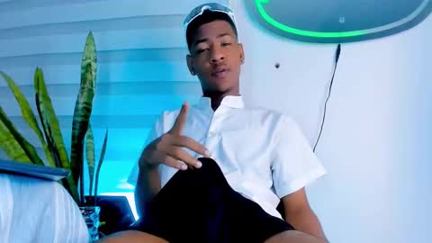 Snapshot of tiago_xxx_ chatting on November 2025 11:03:01 PM tiago_xxx_ online show from November 2025 11:03:01 PM